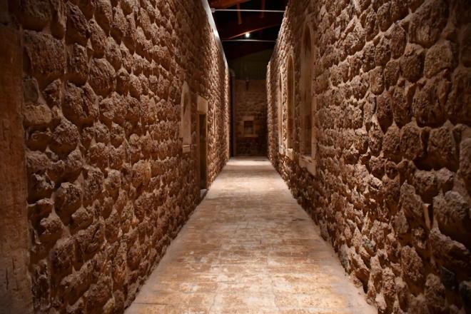 "NDE GEZERKEN ESKLER HSSETTM"    Tarihi shak Paa Saray?n grmek iin Idr?dan gelen Alperen Yazan, ierde dolarken eskileri hissettiini belirterek, "shak Paa Saray?n ziyaret etmek iin Idr?dan geldim. Gerekten ok gzel. Douda byle bir yerin olmas gerekten ok iyi. lk defa geliyorum. inde gezerken atalarmz, eskileri hissettim" diye konutu.