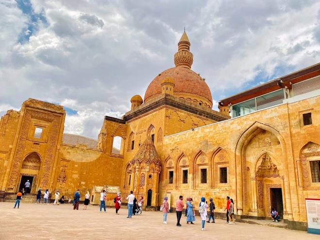 Saray, kabartma ve sslemeleriyle Seluklu sanatnn zelliklerini tayor.