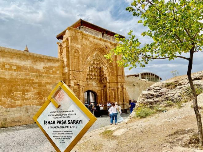 erisinde harem, hamam, zindan ve cami de bulunan shak Paa Saray?nda kullanlan kalorifer sistemi ise Anadolu?daki ilk rneklerden.