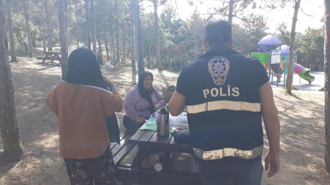 "U ANDA SEMAVER LE AY YAPIYORUZ"   Belgrad Orman'ndaki bir baka kii "Biz girdik ierideyiz, hala ierideyiz. Semaver ile ay yapyoruz u anda, biz ateimizi sndryoruz. Sularla sndrp yle gidiyoruz. O atei sndrmedikleri iin ormanlar yanyor. Bize ieride bir ey diyen olmad" diye konutu.