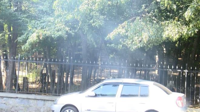 "DKKATL OLMAYA ALIIYORUZ, ATEMZ DE Y SNDRDK"   Ailesi ile Belgrad Orman'na gelen bir kii "len gibi geldik, ieri girerken de sorduk, bir engel yok dediler geldik. Tabii etrafta 13 ilde yangn var, olduka dikkatli olmaya alyoruz. Ateimizi de iyi sndrdk. Gelip yasak olduunu syleyen olmad. Mangal yapmadk, bir semaver yaktk, onu da kmr boaltp, semaverdeki suyu ve elimizdeki sular dkerek sndrdk" dedi.