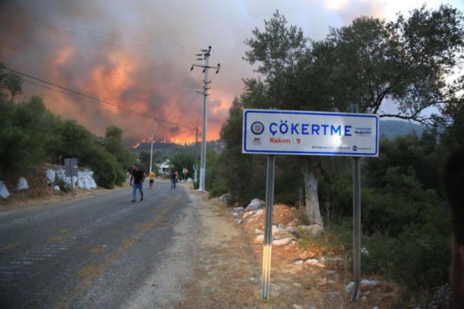 Baz� vatanda�lar�n, hayvanlar�n� da kurtarmaya �al��t��� g�r�ld�.