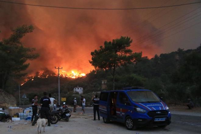 Jandarma ekipleri, mahallelerin tahliyesini sa�lad�.