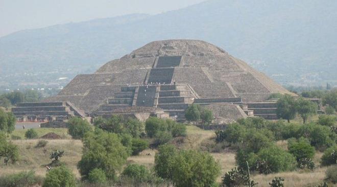 Gelece�i tahmin etmek zor ama...  Bilim insanlar� D�nya'n�n gelece�i hakk�nda olduk�a do�ru tahminlerde bulunabilir. Ancak bundan 500 y�l sonra D�nya'n�n nas�l olaca��n� tahmin etmek olduk�a zor bir i�, ��nk� bir�ok fakt�r belirleyici olabilir.    Kristof Kolomb'un Amerika'y� ke�fetti�i 1492 tarihinden veya �stanbul'un fethi 1453'te, bug�nlerde ya�anacak olanlar� tahmin etmek ne kadar kolay olabilirdi.    Fakat bilim ve teknolojinin sundu�u imkanlar ile 500 y�l sonras�nda olabilecekler hakk�nda baz� ip u�lar�na sahibiz.