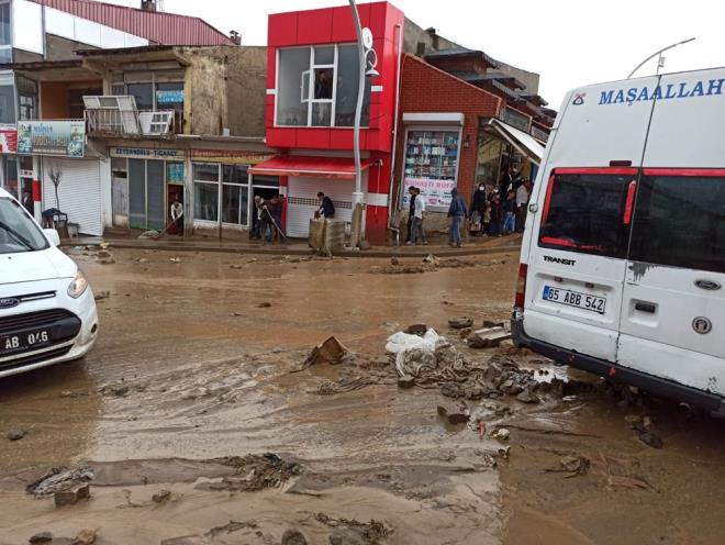 Yolun kapanmas� nedeniyle iki y�nde de onlarca ara� bekletildi.