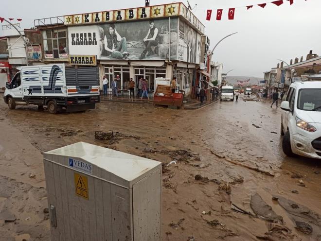 �� makineleri yolda biriken �amur ve ta� par�alar�n� temizlemeye �al���yor.