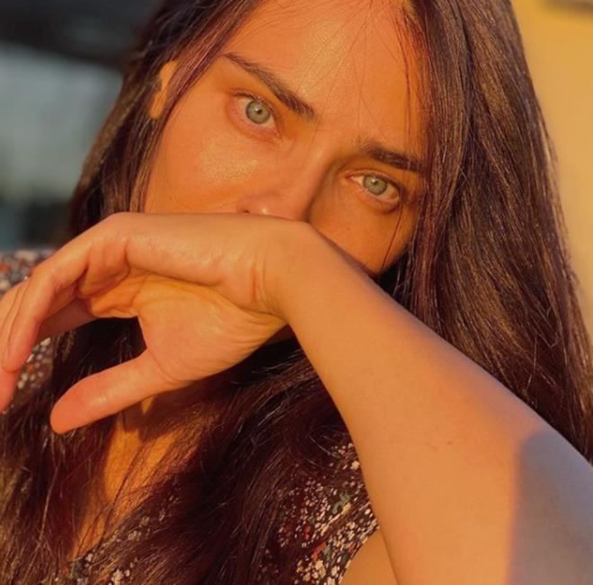 Takvim'in haberine g�re; �nl� oyuncu �nceki g�n bir yap� markete giderek yang�n� s�nd�rmek i�in gerekli te�hizatlardan almak istedi.    Herkesin dayan��ma i�inde oldu�unu g�ren Aksoy, markette "�ok malzeme laz�m. Yard�m i�in alaca��m, geli� fiyat�ndan verebilir misiniz?" diye sordu.