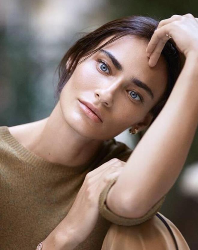 2014 y�l�nda i� insan� Pamir K�raner'le evlendikten sonra ABD'ye ta��nan ve bir s�redir Marmaris'teki yazl���nda tatil yapan 37 ya��ndaki oyuncu da yang�n i�in elinden geleni yapanlar aras�nda.