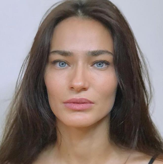 G�zya�lar�na bo�ulan Saadet I��l Aksoy, "Buz almaya gidiyoruz �b�r taraftan restoranlardan insanlar gelmi� ak�am servis edece�i buzu almaya �al���yorlar. �ehrin yan�yor iki g�n sonra senin kebap��na gelip yakacak" diyerek sitem etti.