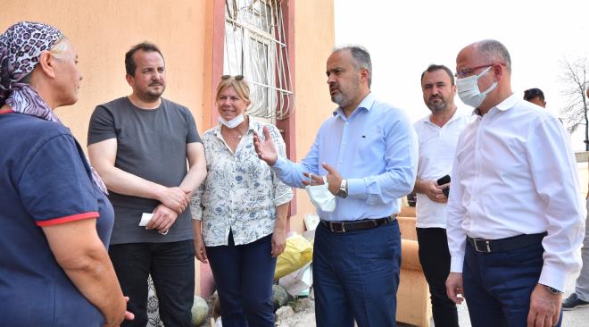 Trkiye'nin orman yangnlaryla mcadelesinde bir hafta geride kalrken, hem sndrme almalar hem de yaralarn sarlmasna ynelik sosyal destek almalar tam bir seferberlik halinde devam ediyor. Bursa?dan nceki gn gnderilen 6 Tr dolusu yardm malzemesi ihtiya sahiplerine ulatrlrken, bizzat Manavgat'a gidip, ihtiyalara ynelik yerinde tespitler yapan Bursa Bykehir Belediye Bakan Alinur Akta, 'Acmz byk. Kayplar geri getiremeyiz ancak birlik beraberlik iinde yaralar hep birlikte saracaz' dedi.