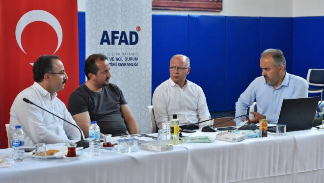 Trkiye'nin zellikle gney hattn etkisi altna alan orman yangnlarnn balad ilk gnden bu yana ekip, ekipman ve itfaiye personeli olarak blgede aktif bir rol oynayan Bursa Bykehir Belediyesi, dier taraftan da sosyal yardmlarla blgeye desteini srdryor. Bykehir Belediyesi'nin koordinasyonunda BTSO, BEKSAD, BESA ve TARIM A.'nin destekleriyle hazrlanan 6 aralk yardm konvoyu Antalya'nn Manavgat lesi'ndeki ihtiya sahiplerine ulatrld. Bursa Bykehir Belediye Bakan Alinur Akta da beraberindeki Bursa Milletvekili Refik zen,  AK Parti l Bakan Davut Grkan, l Bakan Yardmcs Kevser ztrk ve Bykehir Belediyesi Genel Sekreteri Ula Akhan ile blgedeki son durumu grmek ve ihtiyalarn yerinde tespit edilmesi iin Manavgat'ta temaslarda bulundu. Bakan Akta ve beraberindekilerin ilk dura Manavgat Afet Koordinasyon Merkezi oldu. Burada ileri Bakan Yardmcs smail atakl ile gren Bakan Akta ve beraberindeki heyet, yangnlardaki son durum ve blgedeki ihtiyalar hakknda bilgi ald.