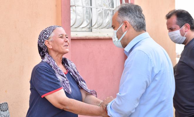 Yaralar sarlyor<br>  Bakan Akta ve beraberindekilerin ikinci dura ise yangnda neredeyse tamam kle dnen Kalemler Mahallesi oldu. Bakan Akta, 'kzmn eyizleri yand' feryatlaryla yrekleri dalayan Glsm Uysal', yaknlarnn evinde ziyaret etti. Daha nce yapt telefon grmesinde eyizlerin Bursal hanmlar tarafndan hazrlanacann szn veren Bakan Akta, Glsm Uysal?la sohbet etti, baka bir ihtiyac olup olmadn sordu. Tm mahalle halkna gemi olsun dileklerine bulunan Bakan Akta, blgede besicilik yapan bir vatandan ahrnda da felaketin izlerine bizzat tank oldu. Bakan Akta ve beraberindekiler daha sonra yangna mdahale srasnda devrilen bir aa nedeniyle aya krlan 17 yandaki Ramazan Uzun ve dumandan zehirlenen 73 yandaki Melahat Ylmaz' da tedavi grdkleri Manavgat Devlet Hastanesi?nde ziyaret edip, acil ifalar diledi.