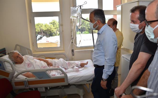 Morale ihtiya var<br>  Bursa Milletvekili Refik zen de zellikle sosyal medya zerinden yaplan haksz eletiriler ve yanan bilgi kirliliine dikkat ekti. Bu tr durumlarda siyaseti bir kenara brakp o dorultuda hareket edilmesi gerektiini hatrlatan zen, 'Bizim u anda tek gayretimiz, mcadelemiz yangnlar kontrol altna alabilmek. Trk devleti gldr ve Trk milleti bu beraberlii ile birok zorluklarn stesinden gelmi bir millettir. Bunu da inallah en ksa srede atacamza inanyorum. Yeter ki tek yrek olabilelim, bu birliktelii salayabilelim. Ekiplerimizin morale ihtiyac var, milletimizin morale ihtiyac var. Yalan yanl bilgilerle en azndan milletimizin moralini bozmasnlar' diye konutu.