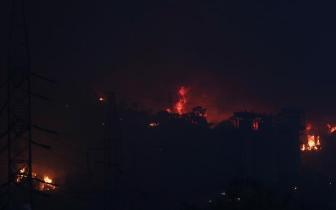 MULA'nn Milas ilesi Trkevleri Mahallesi'ndeki yangn sarp ve kayalk arazide zaman zaman da yerleim yeri yaknlarnda etkisini srdryor.