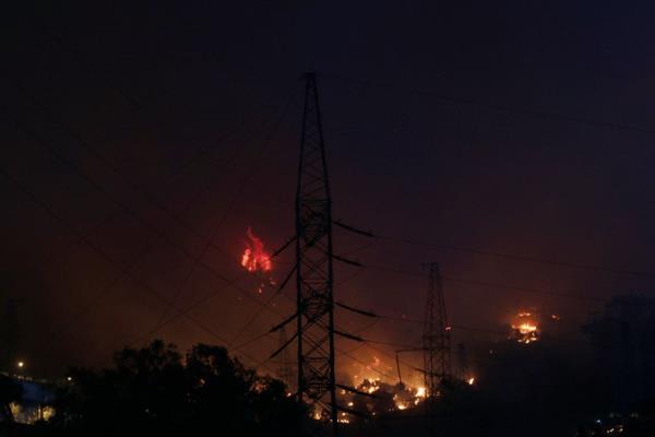 Alevlere su tankerleri, TOMA'lar ve itfaiye arac mdahale ediyor.