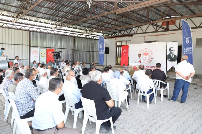 ?Her geen sene retimi arttracaz?&#8232;<br>Tarm konusunda lke ve ehir olarak yaplacak ok iler olduunun altn izen Bakan Akta, tarmn gelimesi iin gereken tm destei vermeye hazr olduklarn dil getirdi. Sahip olunan potansiyeli deerlendirmeye kararl olduklarn belirten Bakan Akta, 'Topraklarmzda potansiyel var. retim kabiliyetimiz var. Bunu pazarlayabiliriz. En byk hedeflerimizden biri in pazar. Eer oraya girersek Bursa tarmnn nasl deerleneceini hep birlikte greceiz. Kaliteli reterek iyi pazarlamak zorundayz. Siyez buday konusunda muhtarmz alm fiyatnn ykseltilmesini istedi. Geen sene siyez budayn merkezi olan Kastamonu'da 2,5 liradan ald, biz de 2,5 liradan aldk. Bu sene Kastamonu 3,5 lira aklad. Bizler 3,75 liradan alacaz. BESA araclyla bu rn alp reterek Trkiye?nin drt bir tarafna unlu mamuller gnderiyoruz. Gerek siyez buday gerekse rek otu konusunda Yazba mahallesinde potansiyel var. Her geen sene retimi arttracaz. Krsalda hayat canlandrmalyz. nallah bereketli, bol alverili ve yksek fiyatl sene olsun' diye konutu.&#8232;