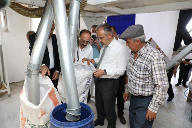 Bursa Milletvekili Osman Mesten, da yresine yaplan her yatrmn kendisini heyecanlandrdn syledi. Da ilelerinin geleceinin parlak olduunu syleyen Mesten, tarm ve turizm konusunda ciddi almalar yaplacann altn izdi. Birka yldr nitelikli tarm rnlerinde ciddi atlmlar olduunu belirten Mesten, da yresine ulam konusunu da nmzdeki sene tamamlam olacaklarn ifade etti.&#8232;l Tarm ve Orman Mdr Hamit Aygn, rek otunun ok faydal bir bitki olduunu hatrlatarak, Trkiye'den en kaliteli rek otunun Bursa'da yetitirildiini belirtti. rek otunun arlkl olarak Uak, Burdur, Konya, orum, Bursa ve Ankara'da retildiini anlatan Aygn, geen sene Bursa?da 139 ton rek otu retildiini ifade etti. Bursa'da geen sene 101 eit rnde organik tarm yapldn syleyen Aygn, 2021 ylnda bu saynn 120'ye ulatn belirtti. Bykehir Belediyesi'nin katksyla organik siyez buday retiminde de ciddi art olduunu aktaran Aygn, iftiye desteklerinden tr Bakan Alinur Akta'a teekkr etti.&#8232;