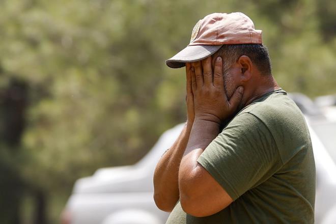 Ekip arkadalar adna konuan iinin, "Son dakikaya kadar ayrlmayacam blgeden, helikopter su atsn" anonsunu duyan mesai arkadalar gzyalarna hakim olamad.