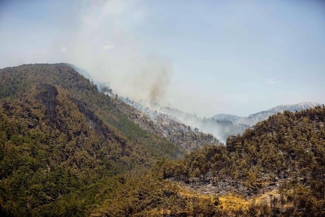 Anonsun ardndan alana ksa srede helikopterle mdahale edildii, byk tehlike atlatan iilerin yangna mdahaleye devam ettii renildi.