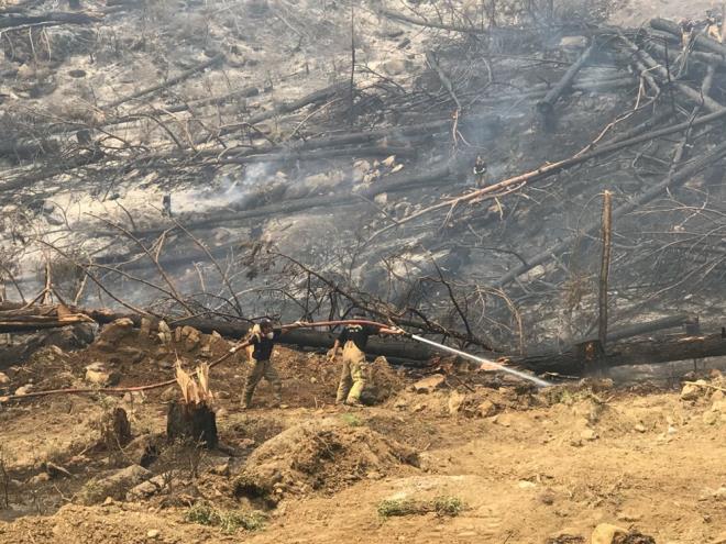 Arkadalarnn ara dnda olduunu belirten arazz ekibinden bir ii, telsiz anonsunda,"Onlar gelmeden gitmem buradan, helikopter gelsin su atsn" ifadelerini kulland. Orman isine bu kez, "zgr, helikopter geliyor, gvenli blgeye ka, arac boalt" talimat verildi.