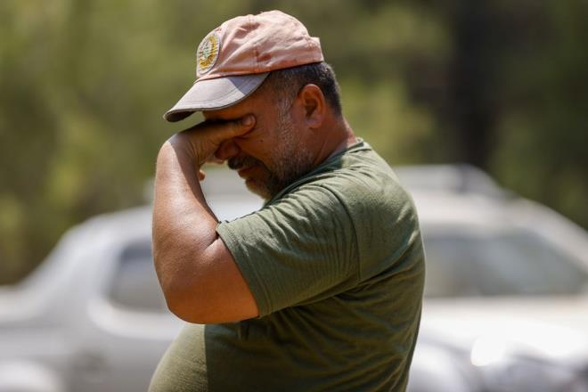 Kzlda Mahallesi'nde yerleim yerlerini de tehdit eden ormanlk alandaki yangna mdahale eden S30 kodlu bir arazz ekibi, birden ykselen alevlerin arasnda kald.