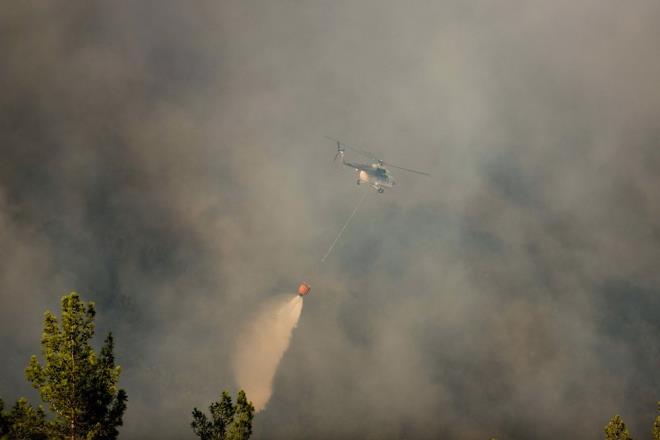lede 28 Temmuz'da balayan orman yangnlarna havadan ve karadan mdahaleler sryor. Orman iileri, zaman zaman birden ykselen alevler karsnda hayati tehlike atlatyor. Kimi zaman alevlerin ortasnda kalan iiler, sarp ve tehlikeli arazilerde kullandklar telsizlerle koordine oluyor.