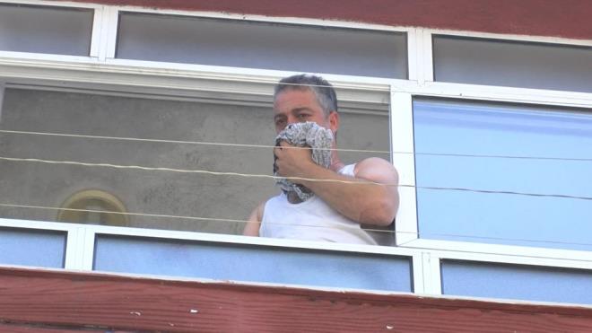 Yangn nedeniyle daireler ve merdiven boluu dumanla doldu. Bina sakinleri kendilerini balkonlara att.