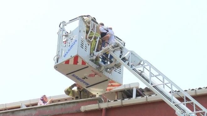 Olay yerine gelen itfaiye ekipleri, merdivenli ara yardmyla mahsur kalanlar tahliye edip, yangna mdahale etti.