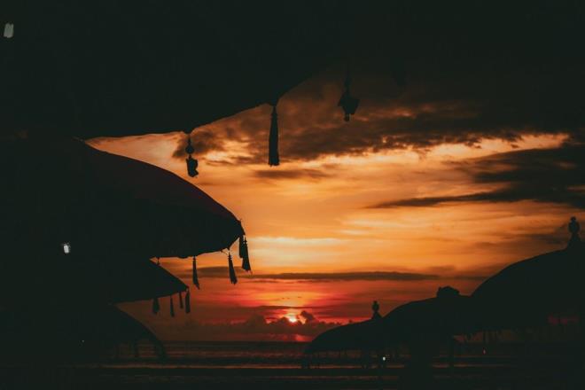 Duman solumasn azaltmak iin mmknse bir maske veya nemli bir bezle yere en yakn havay soluyarak akcierlerinizi koruyun.