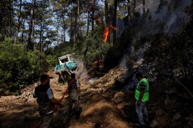 Trkiye'deki orman yangnlar 9'uncu gnne girdi. ok sayda ilde 200'e yakn yangn gerekleirken, ou kontrol altna alnd. 5 ilde alevlerle mcadele sryor.      Yangnlara nceden tedbir almak ise onlar sndrmek kadar byk nem tayor.     Peki orman yangnlarn nlemek iin bireysel olarak hangi nlemleri alabilirsiniz?  Orman yangnlarn nlemek, kendinizi ve sevdiklerinizi kurtarmak iin yapmanz gerekenler neler? - 2