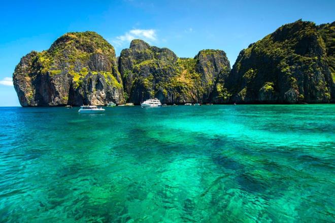 Tayland?n Phi Phi Leh Adas?nda yer alan Maya Koyu, youn geen turizm sezonunun ardndan mercanlarn byk oranda zarar grmesi nedeniyle 2018'de kapatlmt.