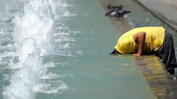 Trkiye'nin geen hafta perembe gnnden bu yana eyyam- bahur scaklklarnn etkisi altnda olduunu belirten stanbul Aydn niversitesi Rektr Yardmcs Atmosfer Bilimleri-Havza Ynetimi Uzman Prof. Dr. Zafer Aslan, "Afrika zerinden gelen scak hava dalgas tm yurtta kendisini hissettirdi. Vatandalarmz bu dnemde yazn en scak gnlerini yaad." diye konutu.
