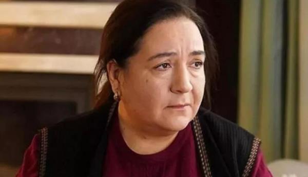 Hlya Duyar?n beyin tmr ameliyat baarl geti. Cem Ylmaz?la ektii reklam filminde fenalaan ancak dikkate almayan, ardndan arkadayla gittii Adana?da baygnlk geirerek hastaneye kaldrlan Duyar, konan tehisin ardndan ambulansla stanbul?a getirilmiti.