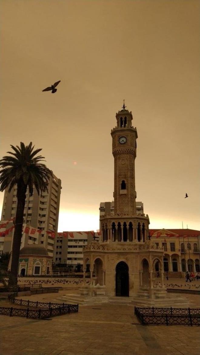 "Yaklak 2 hafta sonra rzgar gneye dnd. Atmosfer dinamik bir yap. Bugn Afrika zerinden toz tanm da bekliyorduk. Bunlara ilave gney blgelerimizde devam eden yangnlarn oluturduu duman ve partikller de rzgarn tad nemle birlikte zmir ve Ege semalarn doldurdu. Bu da havada bir bulanklk ve atmosfer parlaklnda bir azalma olumasna neden oldu ama herhangi bir olumsuzlua sebep olacak bir durum sz konusu deildir. nsan sal konusunda olumsuz bir etkisi yok."