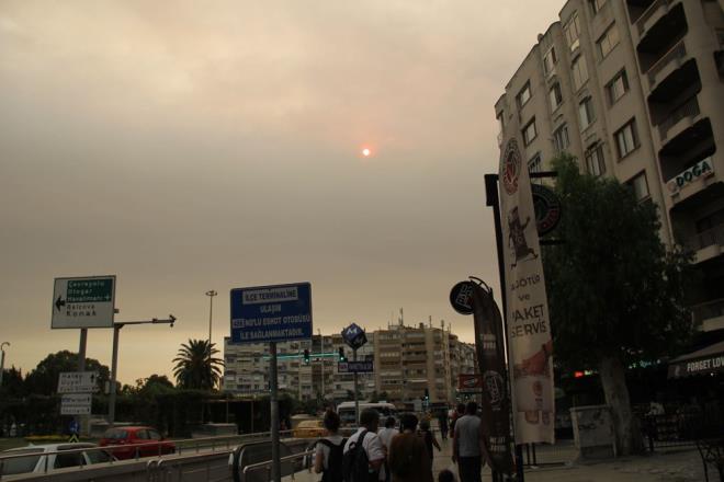 zmir'de sabah saatlerinde gkyzne bakanlar, kent genelinde turuncuya alan "bulank" bir renkle karlat.