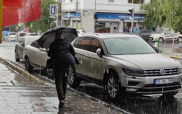 Meteorolojinin son hava durumu tahminine gre yamur Trakya, Orta ve Dou Akdeniz?in i kesimleri, Dou Karadeniz?in i kesimleri, Dou Anadolu?nun kuzeyi, Artvin, Bingl, Mu, Bitlis, Van ve Hakkari evrelerinde etkili olacak.