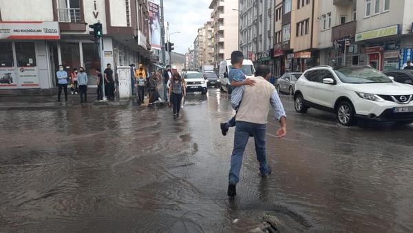 Rzgar: Genellikle kuzey ve kuzeydou, Akdeniz kylar ve Gneydou Anadolu'da bat ve gneybat ynlerden hafif, ara sra orta kuvvette, Gneybat Ege'de kuvvetli (40-60 Km/saat) esecei tahmin ediliyor.  <br>  L L HAVA DURUMU...