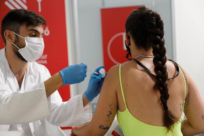 DER LKELERDE UYGULAMA NASIL?    ngiltere de imdiye kadar temkinli davrand: 12 ya ve zerindekilerin, COVID-19'un ar bir seyir riski altnda olmalar veya baklk sistemi ciddi ekilde zayflam bir kiiyle yaamalar durumunda, alanmalarna izin veriliyor.