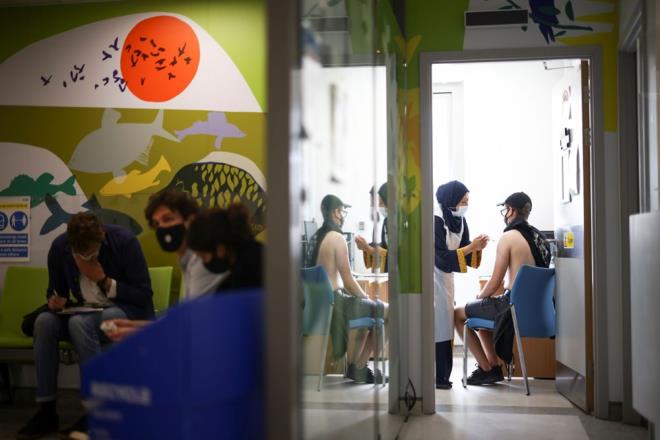 OCUKLARI SR BAIIKLIIYLA KORUMAK N YETKNLER AILAMAK YETERL DEL M?    ocuklarn, sadece yetikinlere a yaplarak COVID-19'dan korunabilecei varsaym yanl. statistiksel olarak, dnya nfusundaki ocuk ve ergenlerin oran, sr bakl hesab dnda braklamayacak kadar yksektir.