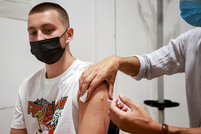 OCUK VE ERGENLERN AILANMASINDA SON DURUM NEDR?  AB'de BioNTech/Pfizer ve Moderna alar, halihazrda 12 ila 17 ya aras ocuk ve genler iin onaylanm durumda. Moderna, sz konusu ya grubundaki deneklerle yaplan klinik almada, asnn yzde 100 etkinlik gsterdiini ve iyi tolere edildiini aklad.  Corona virs as ocuk ve genler iin gerekli mi? - 2