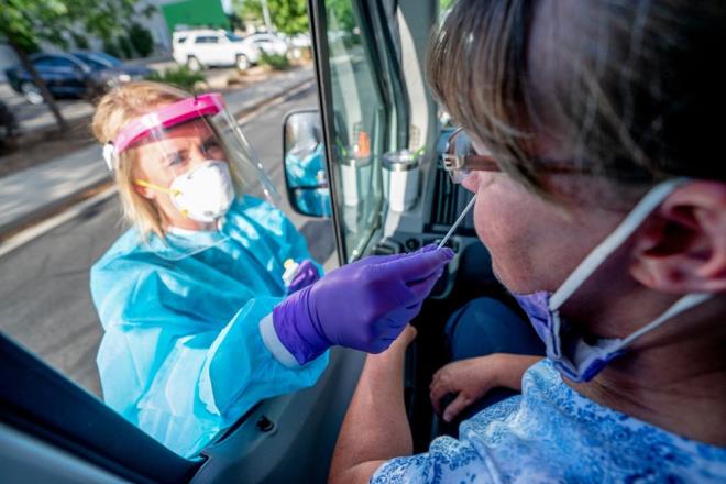 Kanada ve ABD'de BioNTech/Pfizer as, ayn ya grubundaki 2260 katlmc ile yaplan bir deneme sonrasnda onayland. 1131 katlmc alanrken, dierlerine plasebo uyguland. irkete gre a bu ya grubunda yzde 100 etkili oldu. Bu da ann, imdiye kadar test edilen dier ya gruplarna kyasla ok daha etkili olduu anlamna geliyor.