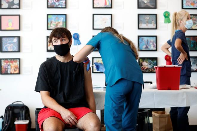 ENFEKTE OLAN OCUK VE ERGENLERDE HASTALIIN NSPETEN HAFF SEYRETMES VE LM ORANININ OK DAHA DK OLMASI TEHLKEY AZALTIR MI?    ocuk ve ergenlerin hastal ar geirmediini sylemek yanltc olabilir. RKI'ya gre, ocuklarn ounda asemptomatik (tipik belirtilerden yoksun) veya hafif bir hastalk seyrinin sz konusu olduu dorudur.