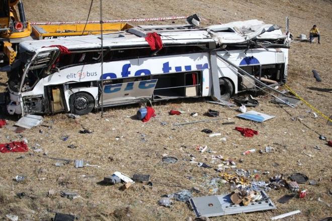 te yandan, firma yetkilileri iddialar yalanlayarak, "Bu kapda ekmek yiyen binlerce insan var. Kamera grntleri, takograf kaytlar mevcuttur. ddialar aslszdr" aklamasnda bulundu.     TAKOGRAF NEDR?    Otobs, kamyon gibi bir tata balanarak tatn hzn ve ald yolu lmeye yarayan aygt.