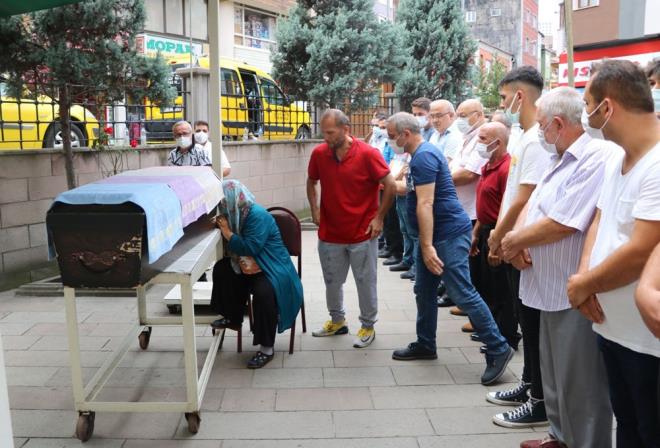 ''BENM HATIRIM N GDECEKSN''    engelcik, kardeinin olay gnnden nce 12 saatlik yoldan geldiini de anlatt.    Zonguldak-zmir seferi iin kendisinin yannda kardeini arayan firma mdrnn 'Benim hatrm iin gideceksin' dediini iddia eden engelcik,  yle dedi:    ''zmir-Zonguldak geliyor. 12 saat yolculuk sonras firma mdr baka ehliyet bulacan syledi. Kardeim de ok yorgun olduunu syledi. Firma mdr 'benim hatrm iin gideceksin Kerem' dedi'.'