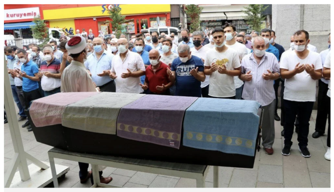 ''M SIKINTIYA DER''    Kardeine 'gitme' uyarsn yaptn ancak 'Gitmezsem iim skntya der' cevabn aldn sylenen engelcik, ''ocuk mecbur kald. Bakasnn ehliyetini kulland. Yola kt. Kazadan sonra telefon ortalklarda yok. Jandarma bile olay yerinde telefonunu bulamyor. Biz sonuna kadar ikayeti olacaz" dedi.