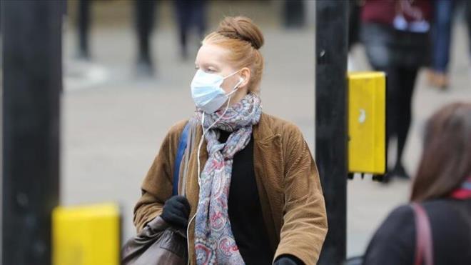 Bu senaryo ile ilgili aratrmaclar 'Baka bir deyile, bu virs souk algnlna neden olan dier insan CoV'leri gibi olacak, ancak arlkl olarak yallarda veya klinik olarak savunmasz kiilerde ok daha az iddetli hastalk olacak' ifadelerine yer verdi.