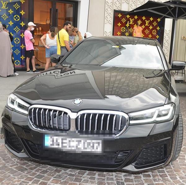 Bir arkadann doum gn iin alverie geldiini syleyen Demet Akaln, vale noktasndan yeni aracn teslim alrken muhabirlerin, "Hayrl olsun" dileklerini de kabul etti.