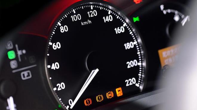 Otomobil piyasasnda her geen ay yaplan zamlar Austos aynda da yapld. En ucuz ile en pahal otomobil arasnda makas alrken ucuz otomobilin fiyat da 159 bin 900 liraya ulat.    Otomobil satlar her geen ay rekor krmaya devam ediyor. Fiyatlardan bamsz olarak talebin artyor olmas da fiyatlar yukar ekiyor. Koronavirs nedeniyle bir sre kapal kalan otomobil fabrikalar imdi de ip krizinden dolay retim yavalatyor ya da fabrikalarda retime geici olarak ara veriyorlar.    Arz ksnts, pandemi koullar, dvizdeki dalgalanma otomobil fiyatlarn ykseltiyor.    te en ucuz sfr otomobiller