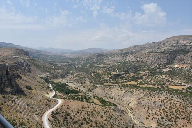 65 MLYON YILLIK DOA HARKASI    Malatya-Kayseri kara yolunda yer alan 28 kilometrelik vadi, yaklak 65 milyon yl nceye dayanan ve jeolojik deformasyonlar sonucu meydana gelen doa harikas olarak dikkati ekiyor.