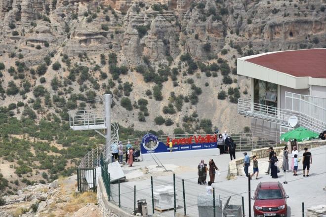 28 kilometre uzayan kayalklarn merkezi noktasna, Malatya Valilii tarafndan dz bir kaya blounun zerine ina edilen seyir teras, 104 metre yksekliiyle ziyaretilerin ilgi oda haline geldi.    elik konstrksiyon ve camla ina edilen cam terasn evresine imdi de ok sayda adrenalin ykseltecek aktiviteler iin hazrlk yaplyor.